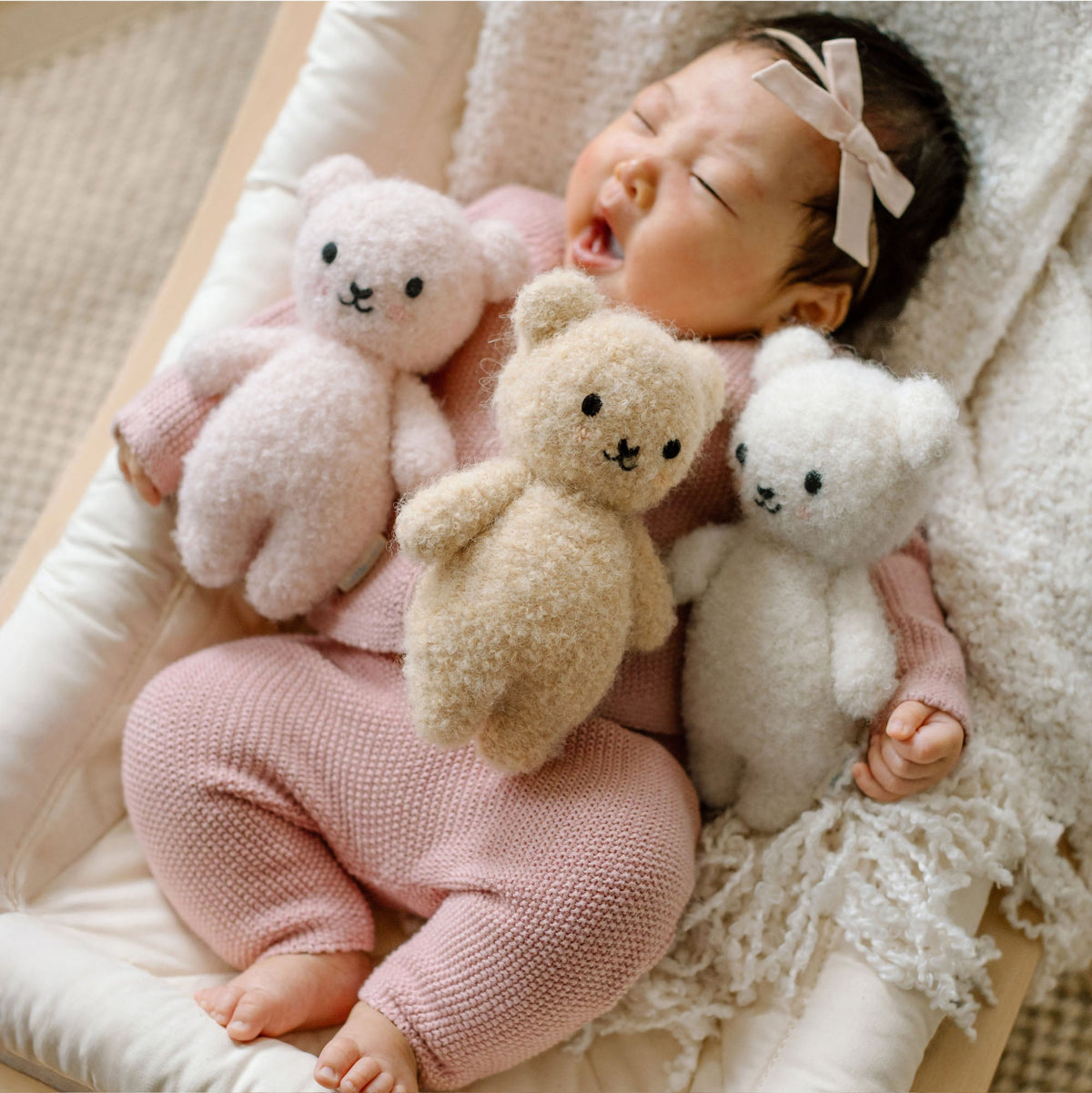 Baby bouclé bear (honey)